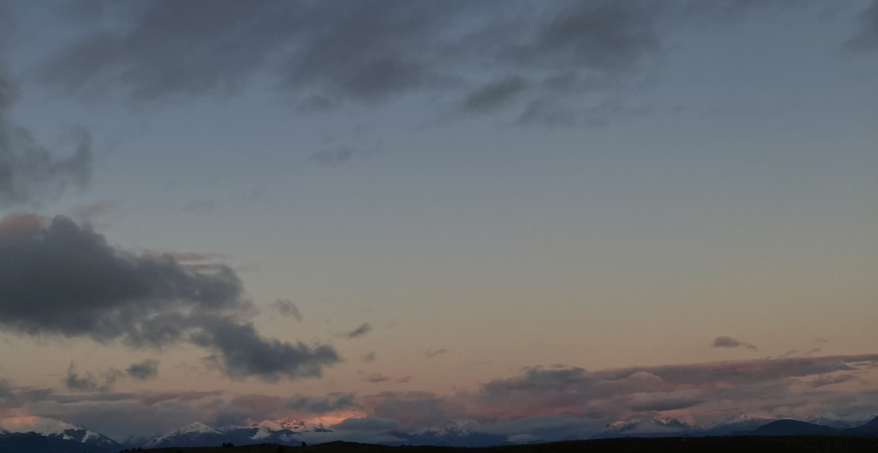 Paisaje de montañas al atardecer