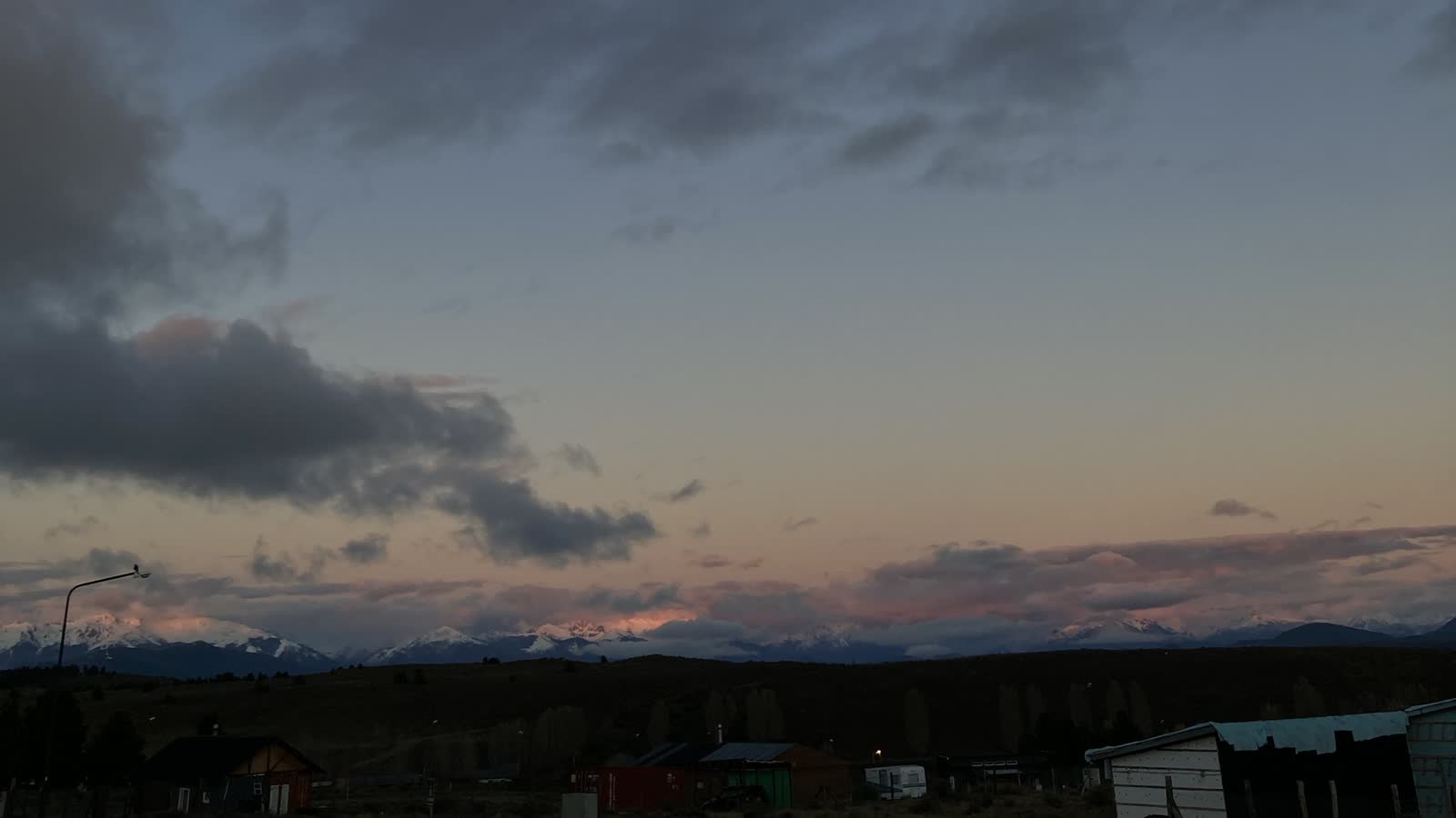 Montañas nevadas al atardecer